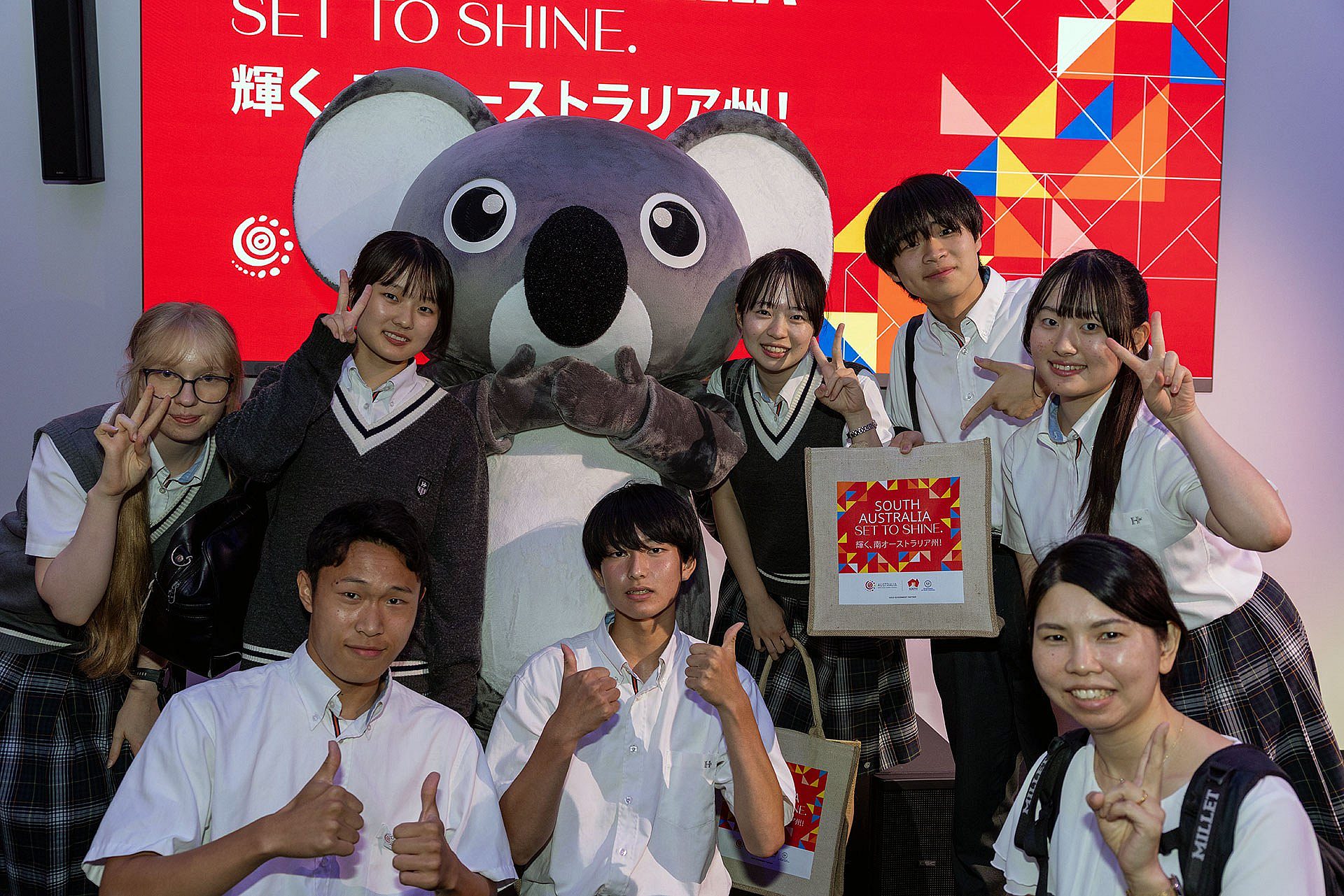 0719 298 Koala bag and students