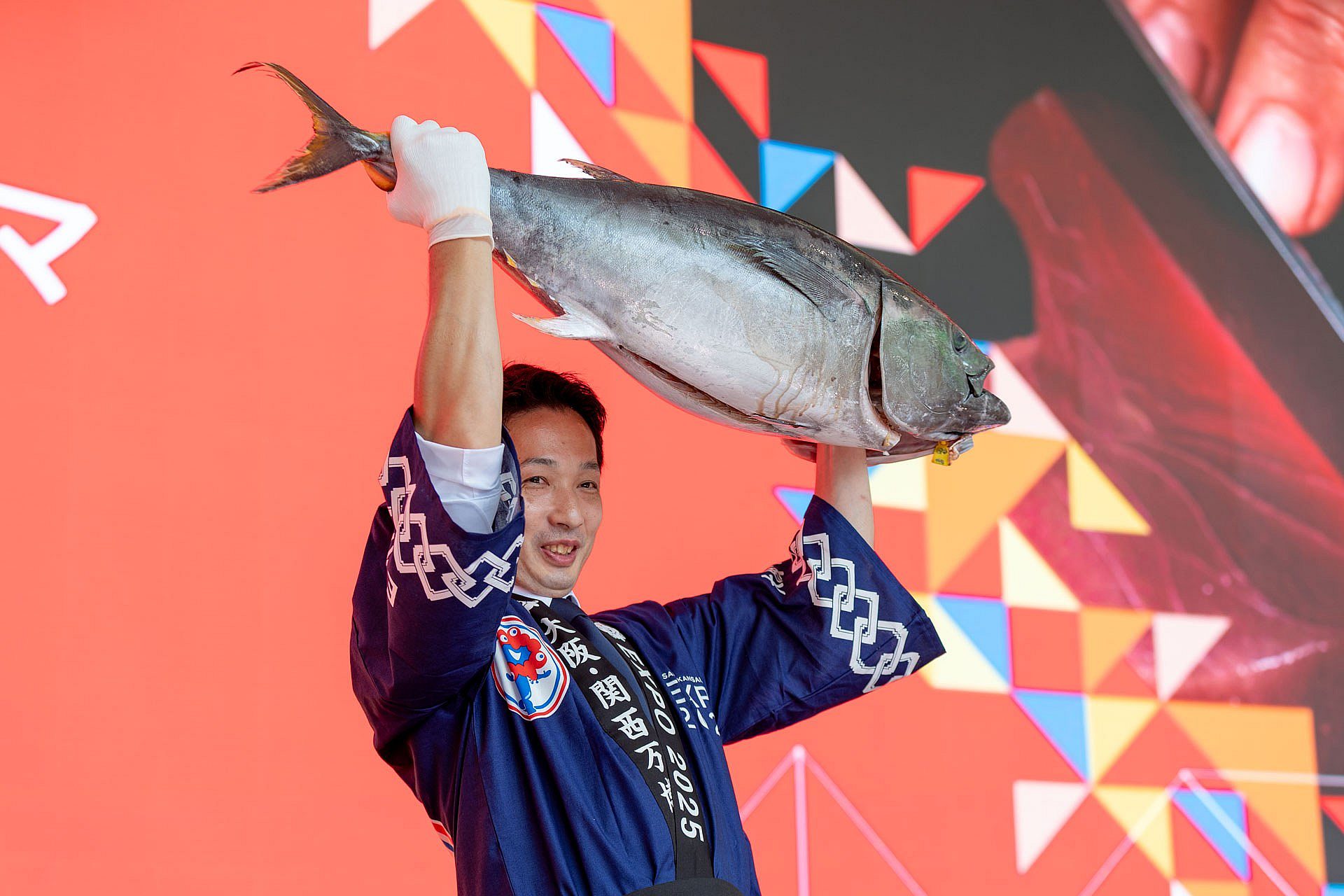 0611 199 Holding the tuna