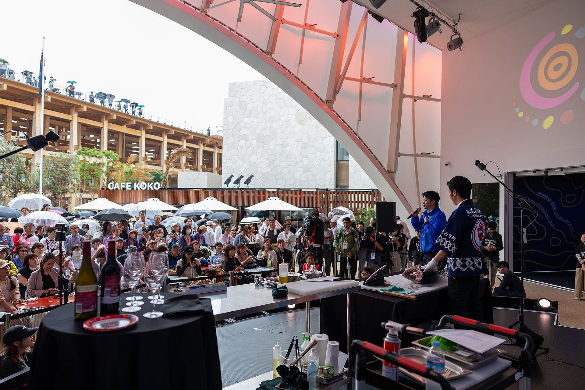 0611 259 Crowd at tuna cutting